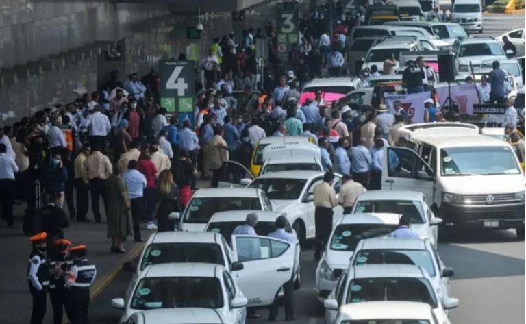 Protesta de Taxistas afecta movilidad, en AICM