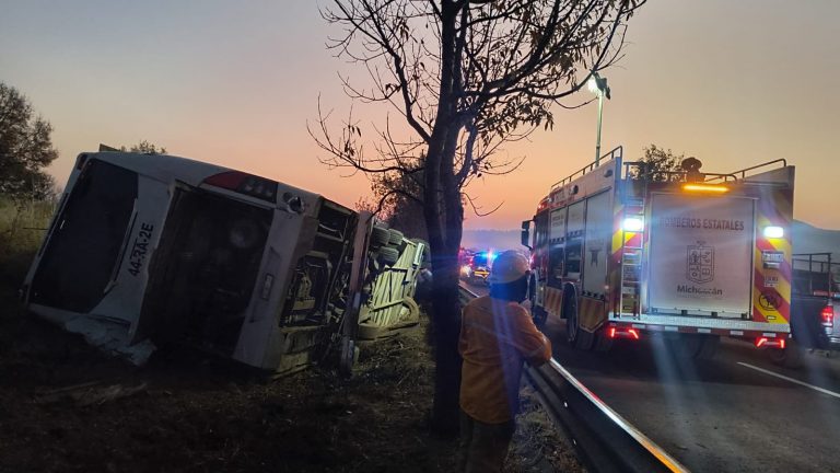 Volcadura de autobús de pasajeros deja 7 muertos en carretera Morelia–Pátzcuaro