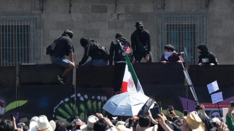 Manifestantes intentan tirar vallas en marcha de Generación Z en Zócalo
