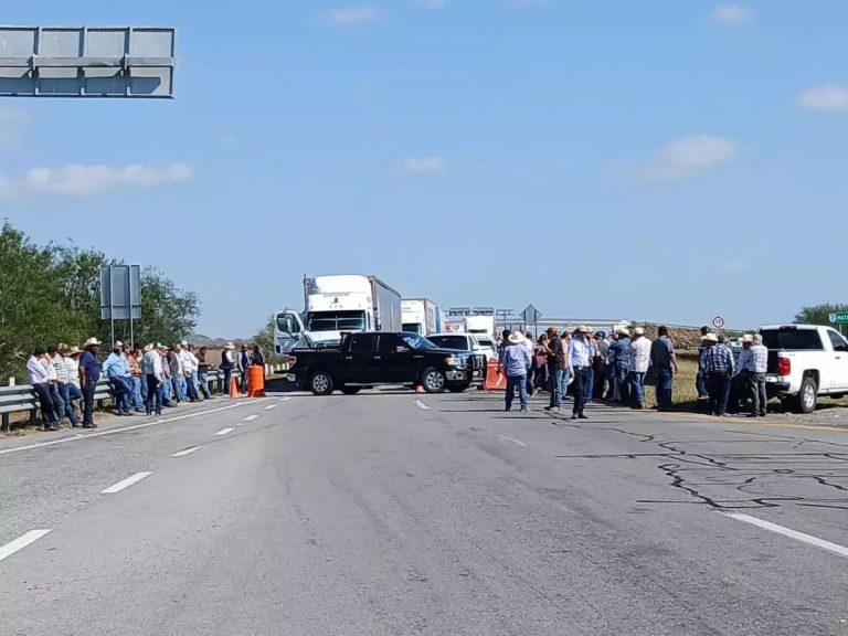 Continúan bloqueos de campesinos y transportistas en carreteras del país