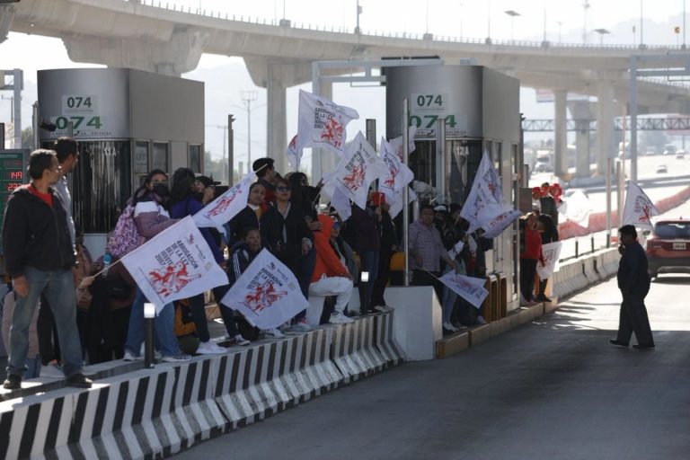 CNTE toma casetas de la México- Cuernavaca y Puebla con «paso libre»