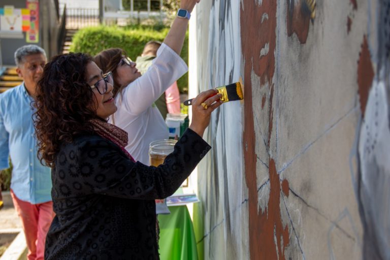 Rectora Patricia Zarza participó en mural «El Nigromante, legado y huella de un visionario»