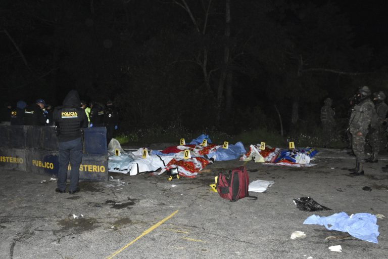 Autobús cae a barranco en Guatemala y deja al menos 15 muertos