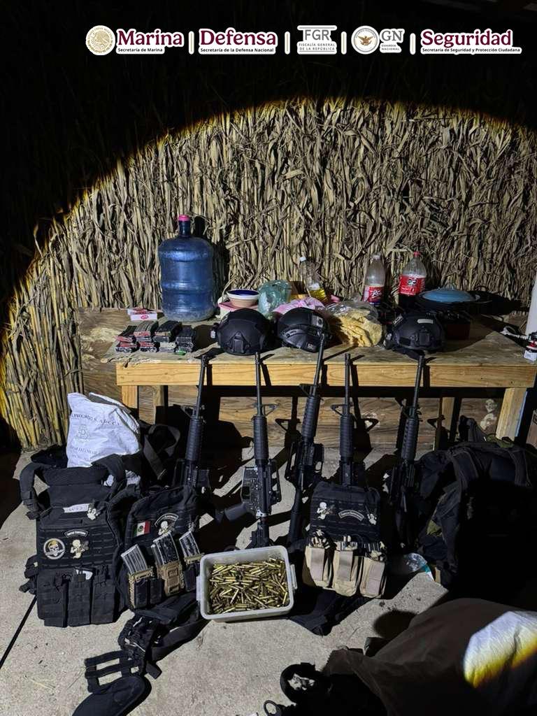 Desmantelan centro de acopio de armamento y equipo táctico del crimen