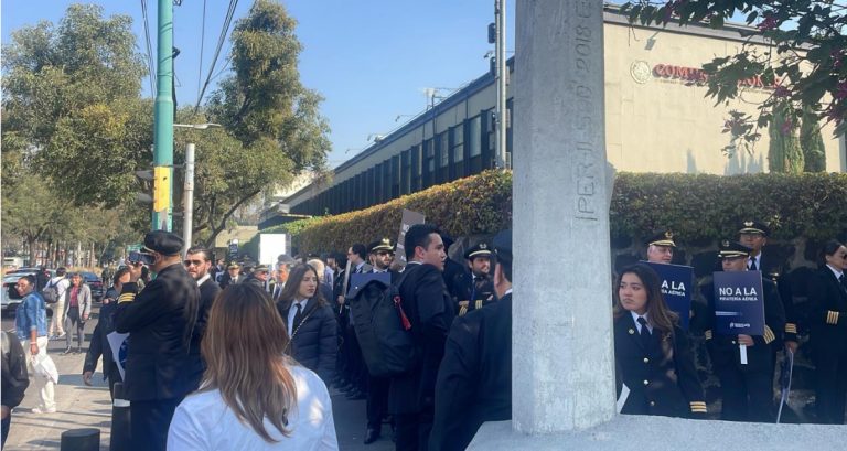 Protestan integrantes de la Asociación Sindical de Pilotos aviadores de México (ASPA)