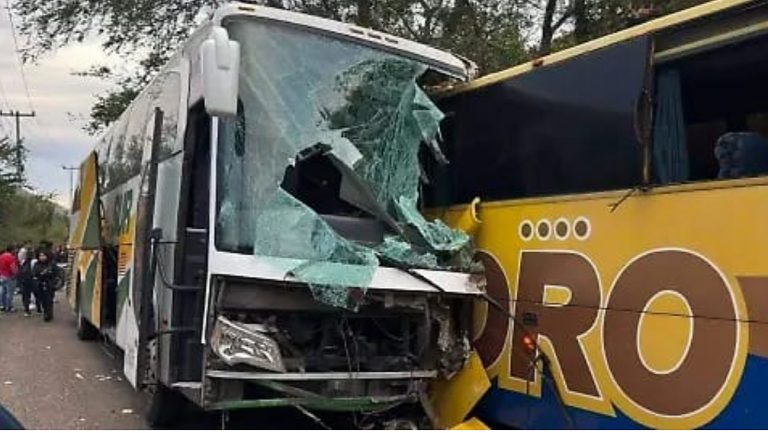 Choque de autobuses en la Montaña de Guerrero, deja tres muertos