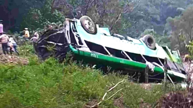 Tragedia en Veracruz: autobús cae a cañada y deja ocho muertos y 19 heridos