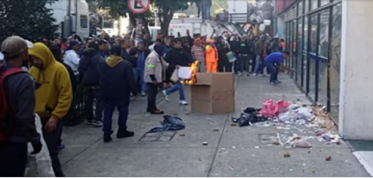 Trabajadores de limpia de CdMx bloquea Fray Servando al tirar y quemar basura en protesta