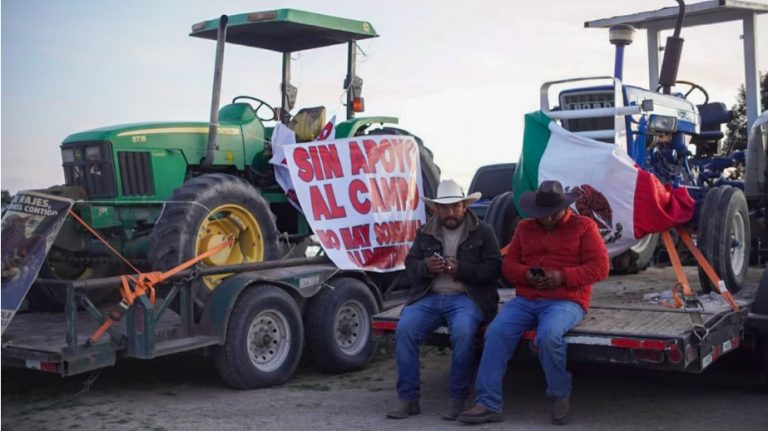 Agricultores llegan en caravana de tractores a San Lázaro