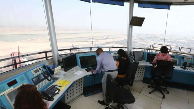 Graves riesgos en espacio por falta de personal y rediseño aéreo: Controladores