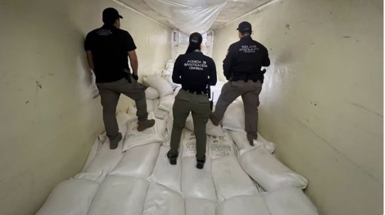 Aseguran millonario cargamento de más de 300 kilos de metanfetamina en tractocamión en Sinaloa