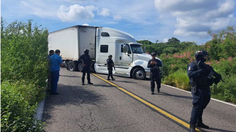 Dos muertos tras balacera y nuevos bloqueos impiden, el paso a Escuinapa