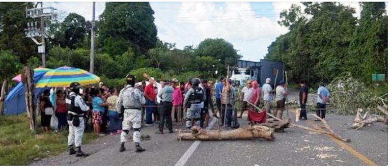Javier Arias de 39 años y su hijo Armando de 15, murieron por inhalación de gas tóxico en fuga de ducto de Pemex, en Centla, Tabasco
