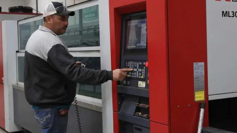 Producción industrial cae 0.7 % anual en octubre, pese a repunte mensual