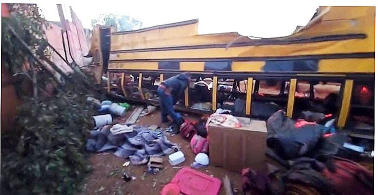 Mueren 5 jornaleros tras volcadura de autobús, en Zacatecas