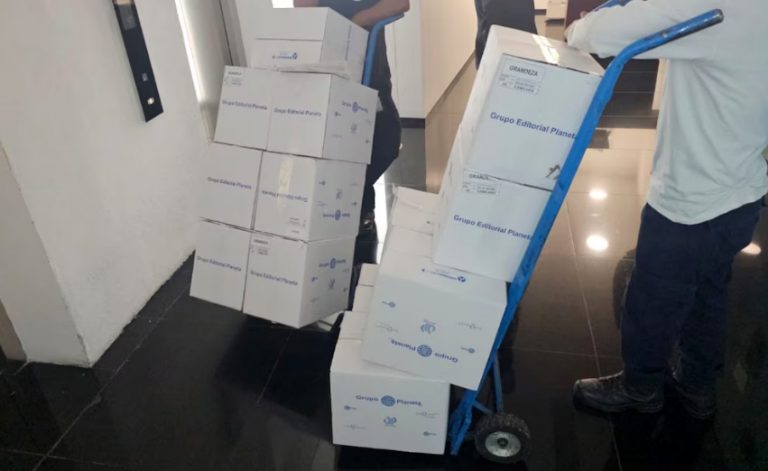 Morena recibe en el Senado miles de ejemplares del libro de AMLO, «Grandeza»