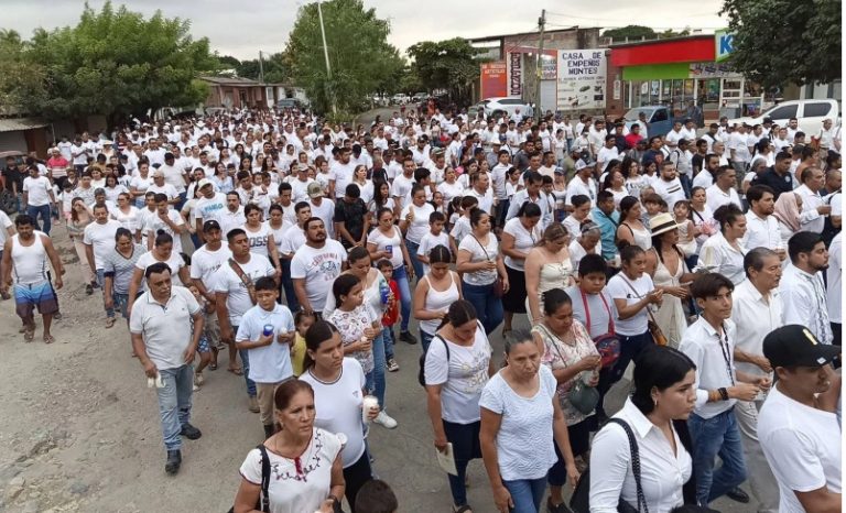Pobladores de Coahuayana, Michoacán marcharon, para exigir paz y justicia