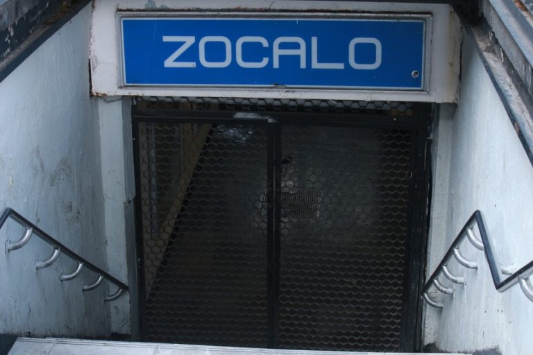 Cierre de estaciones del Metro complica traslado de usuarios en Zócalo