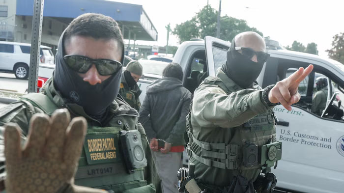 EU pide a inmigrantes en el país que se «vayan a casa; 600 mil deportados