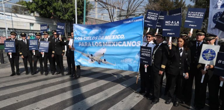 Pilotos y SICT pactan mesas para revisar contrataciones de extranjeros en aerolíneas mexicanas