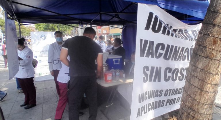 Campaña de Vacunación en inmediaciones de la Basílica de Guadalupe, contra COVID, tétano, Influenza y Sarampión