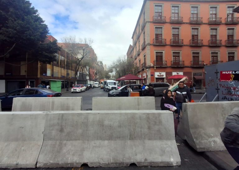 Vallas por protestas paralizan el comercio del Centro Histórico CdMx, en está temporada navideña