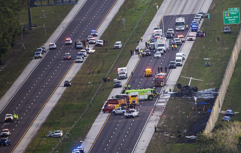 Avión de pasajeros se estrella en medio del tráfico en autopista de Florida