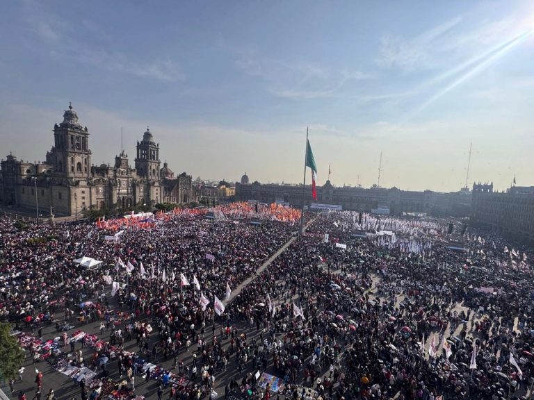 Llegan simpatizantes al Zócalo para festejar 7 años de la 4T