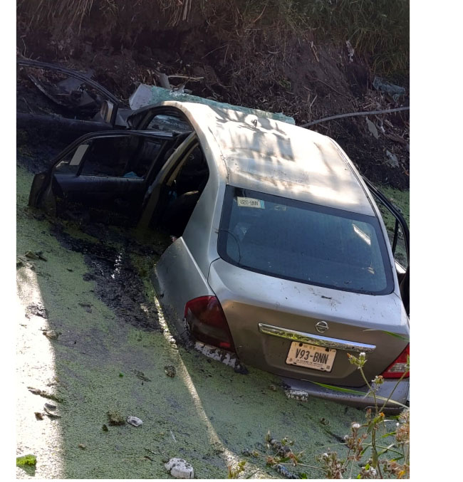 Vehículo particular cayó al canal de la Ciénega, en alcaldía de Tlahuac