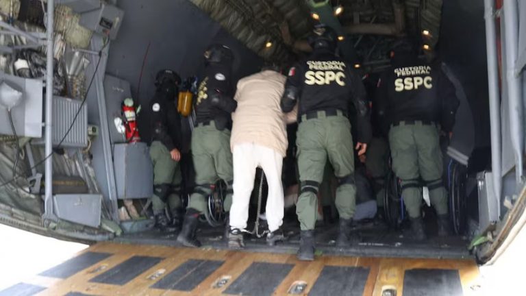 Familiares de 92 criminales enviados a EU impugnarán su entrega