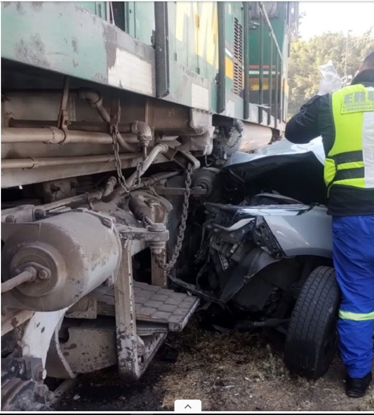 Persona prensada en su auto tras choque contra tren, en GAM