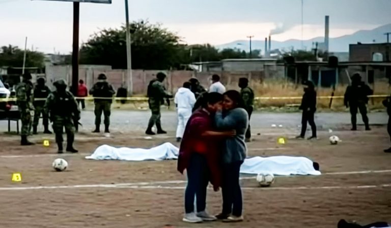 Familiares despiden a las víctimas de la masacre, de Guanajuato