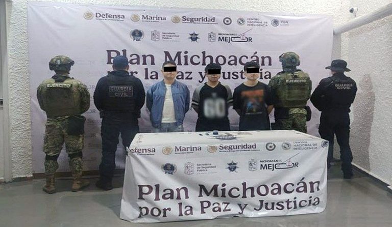 Fuerzas federales y estatales capturan a cuatro individuos y decomisan armamento, en Michoacán