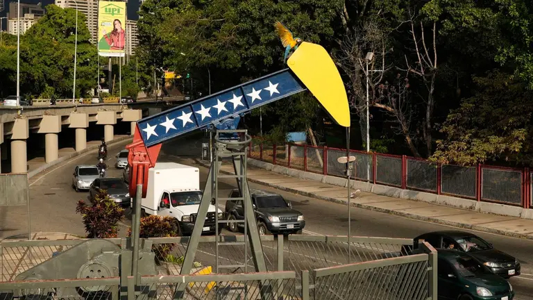 Trump anuncia que Venezuela entregará hasta 50 millones de barriles de petróleo