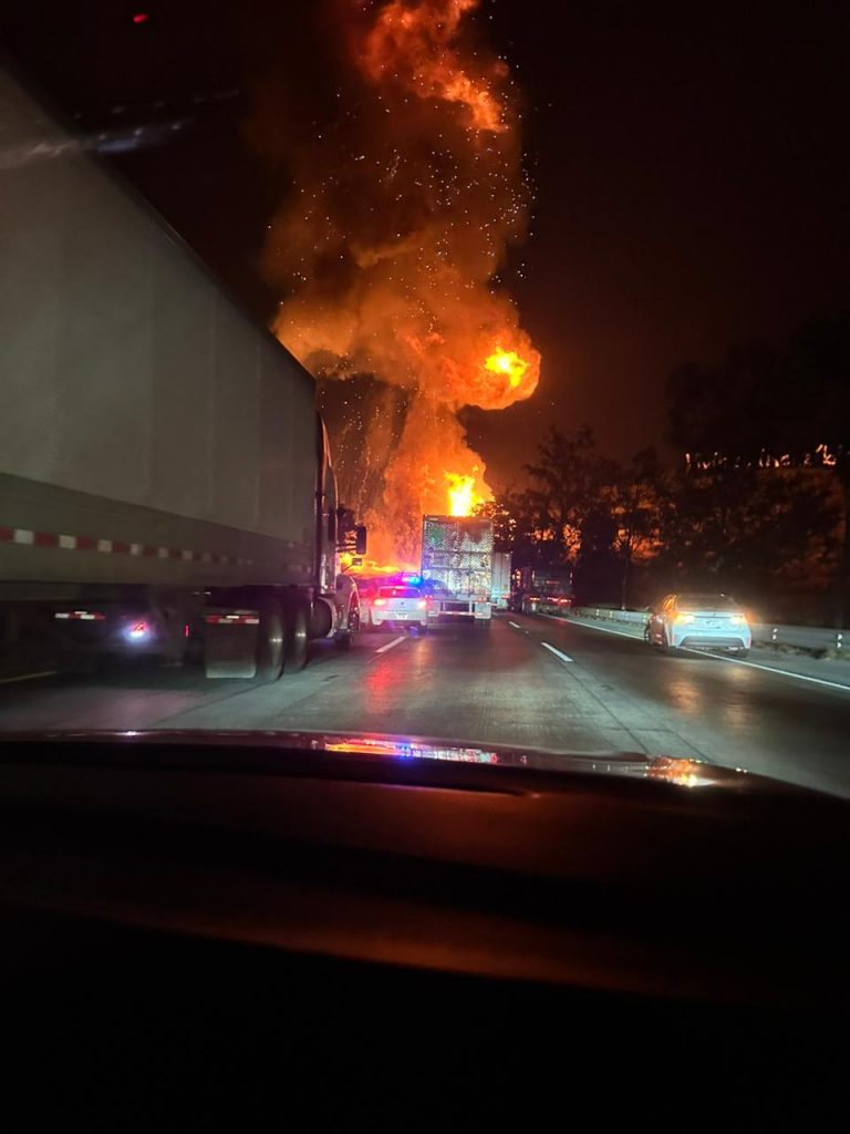 Explosión de pipa paraliza la autopista México–Querétaro en dirección a la CDMX