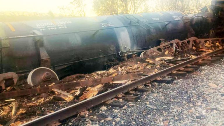 Ocho vagones de un tren se descarrilaron, en Agua Zarca, Sonora