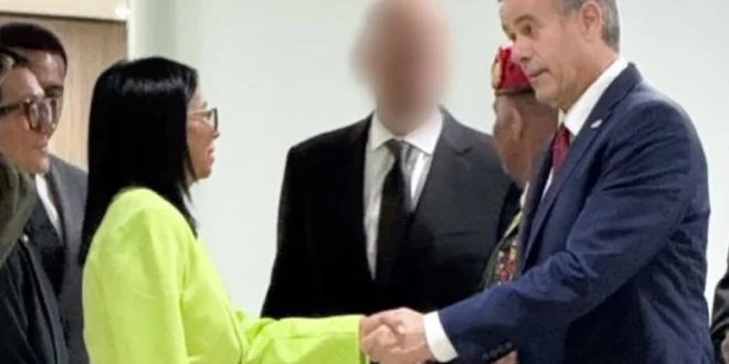 Ratcliffe se reúne con Delcy Rodríguez en Caracas