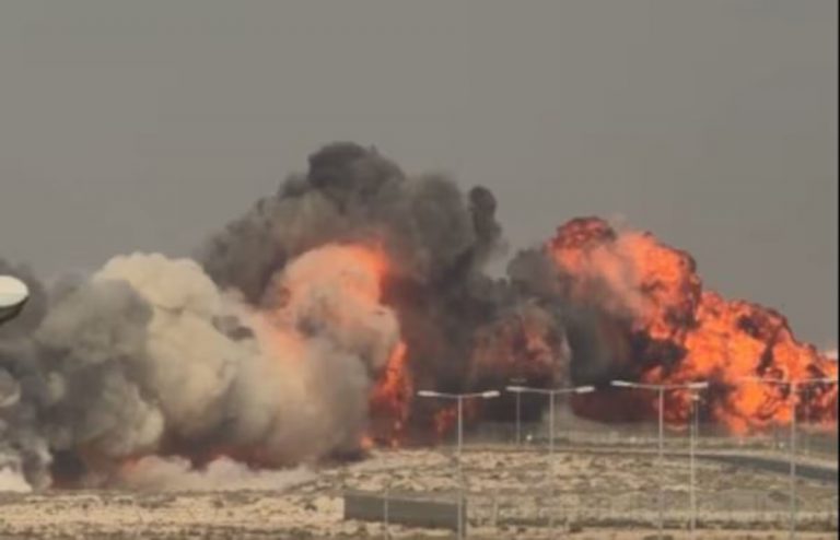 Avión explota al desplomarse en la India, muere importante político