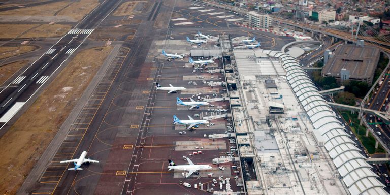 Trabajadores del AICM denuncian hundimientos, abusos laborales, acoso y corrupción