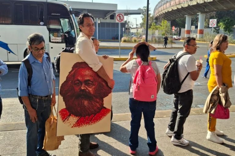 Marx Arriaga recibe oficio de destitución y abandona trinchera en SEP