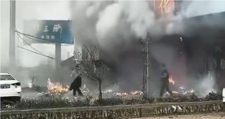 Explota en China tienda de pirotecnia con clientes dentro; hay 12 muertos entre ellos 5 niños