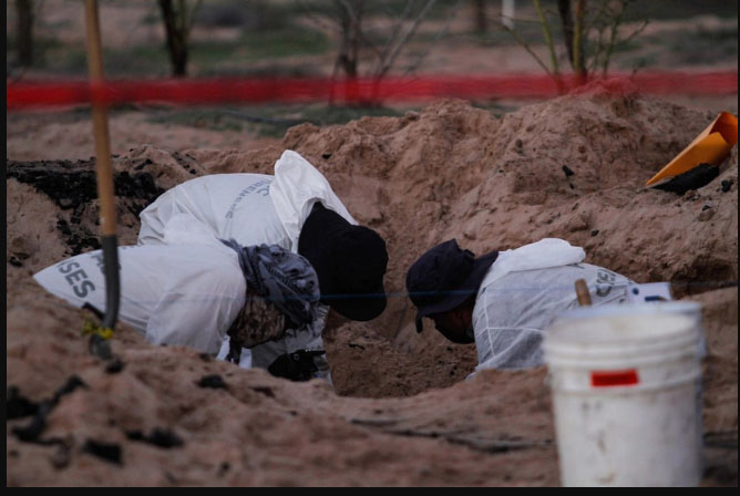 Hallan 43 cuerpos despedazados en fosa de Guanajuato