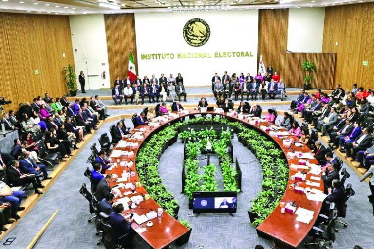 Propone INE castigar disfraz de candidatos y que mujeres dirijan partidos