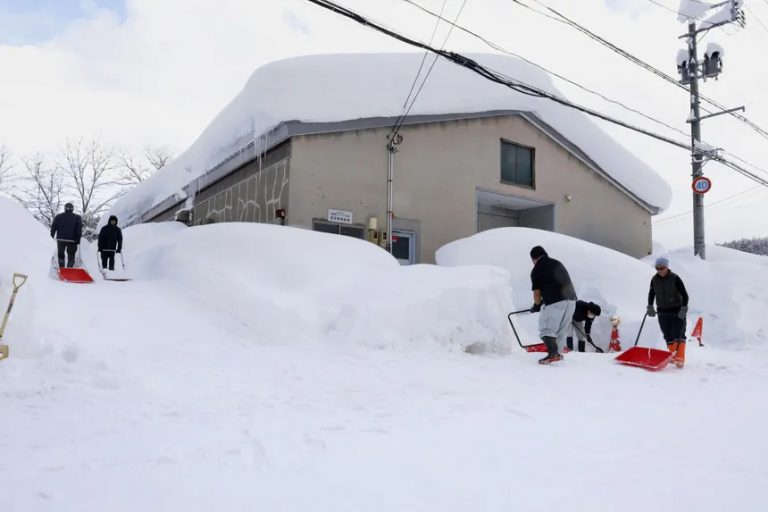 Japón bajo la nieve: 46 muertos y cientos de heridos