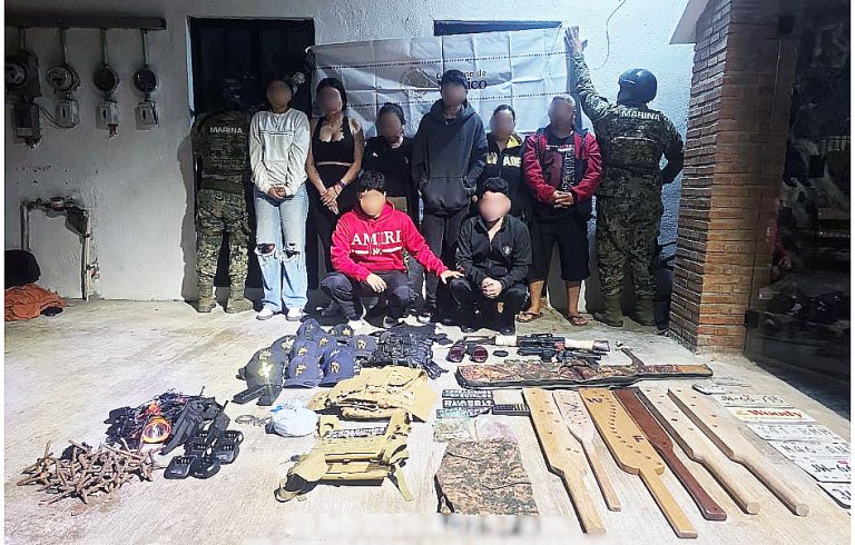 Marina detiene a ocho personas, aseguran armamento, equipo táctico y de radiocomunicación