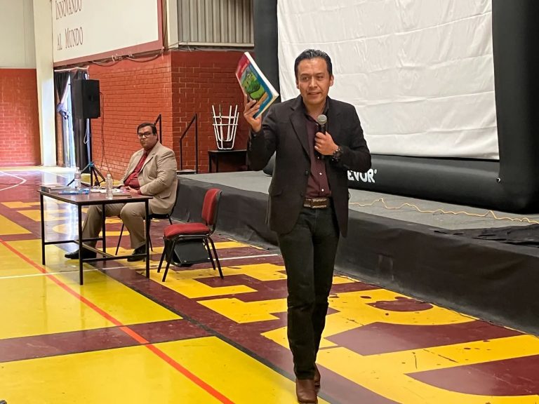 SEP despide a Marx Arriaga; policías intentan desalojarlo