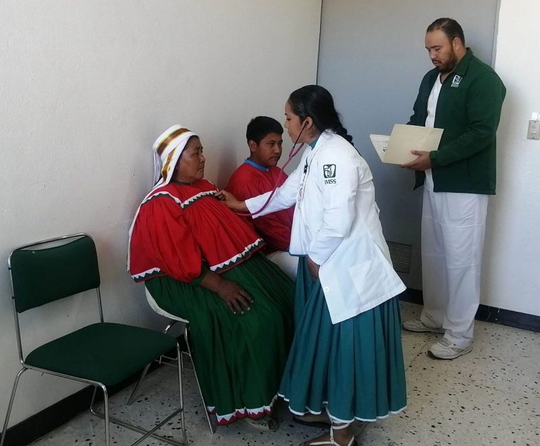 Mujeres viven 25% más años con mala salud que los hombres, alerta ONU