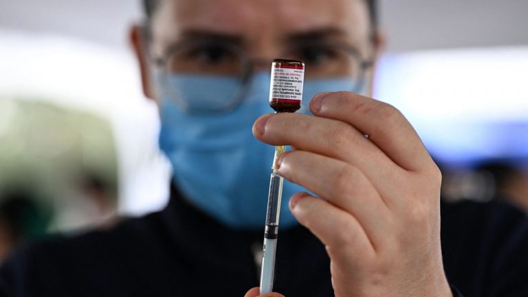 Brote de sarampión, deja sin vacunas a clínicas privadas y farmacias