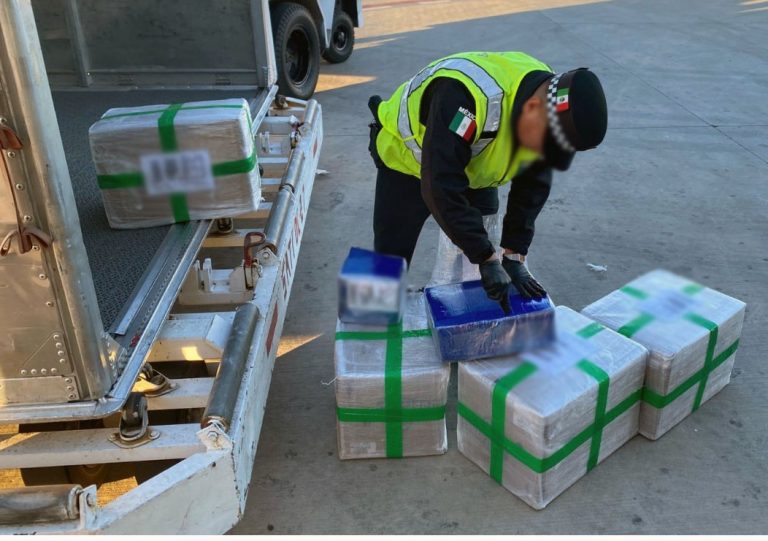 Guardia Nacional asegura paquetes con vapeadores en el Aeropuerto Internacional de Hermosillo, en Sonora.