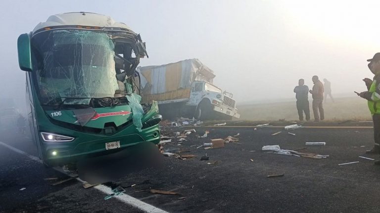 Carambola entre 20 vehículos sobre Libramiento Bicentenario deja 3 muertos y 18 heridos